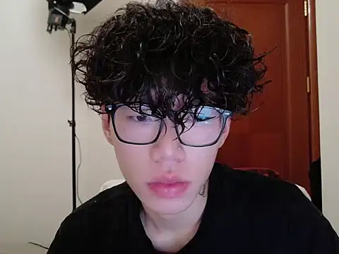 Snapshot of hangzi-0011 chatting on 09-29-25, 10:22 hangzi-0011 online show from 09-29-25, 10:22