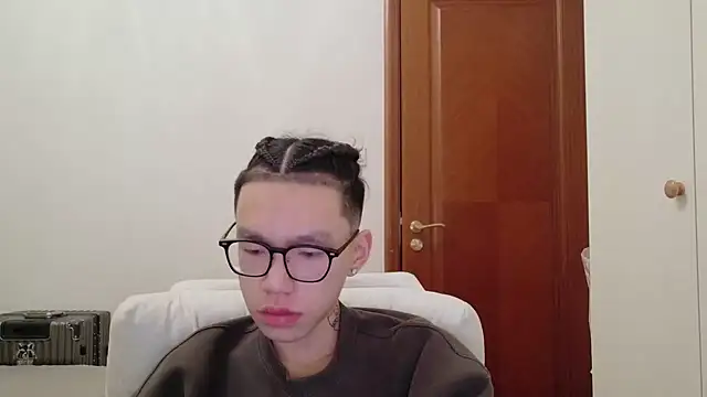 Snapshot of hangzi-0011 chatting on 10-09-25, 09:43 hangzi-0011 online show from 10-09-25, 09:43