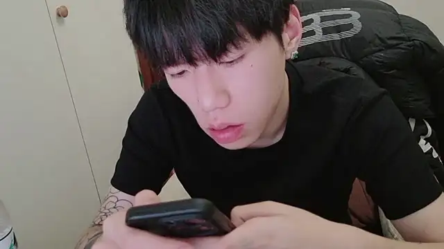 Snapshot of hangzi-0011 chatting on 01-16-26, 12:20 hangzi-0011 online show from 01-16-26, 12:20