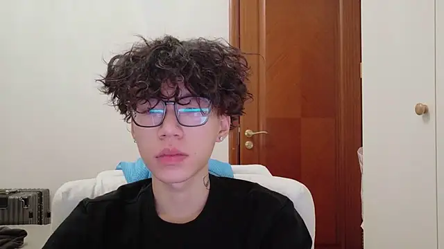 Snapshot of hangzi-0011 chatting on 10-10-25, 11:44 hangzi-0011 online show from 10-10-25, 11:44