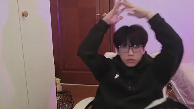 Snapshot of hangzi-0011 chatting on 02-01-26, 05:06 hangzi-0011 online show from 02-01-26, 05:06