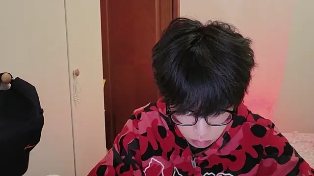 Snapshot of hangzi-0011 chatting on 02-12-26, 07:30 hangzi-0011 online show from 02-12-26, 07:30