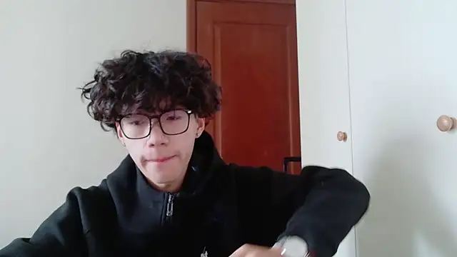 Snapshot of hangzi-0011 chatting on 10-21-25, 03:06 hangzi-0011 online show from 10-21-25, 03:06