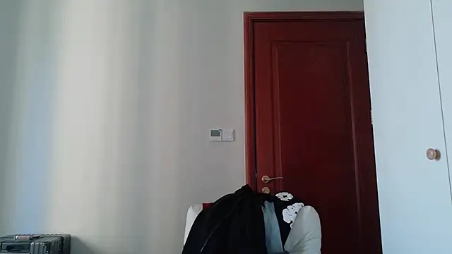 Snapshot of hangzi-0011 chatting on 10-06-25, 08:37 hangzi-0011 online show from 10-06-25, 08:37