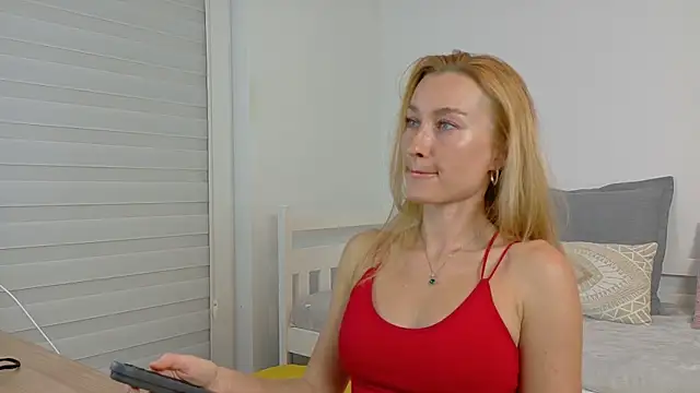 Snapshot of MysticRoxanne chatting on 10-03-25, 06:20 MysticRoxanne online show from 10-03-25, 06:20