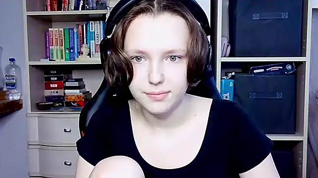 Snapshot of Diana-back chatting on 10-13-25, 07:43 Diana-back online show from 10-13-25, 07:43