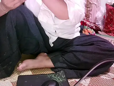 Snapshot of Cath_mue chatting on 10-08-25, 03:19 Cath mue online show from 10-08-25, 03:19
