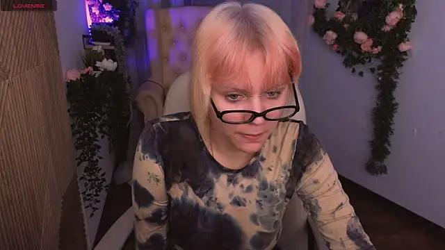 Snapshot of kitten_murray_ chatting on 10-16-25, 06:32 kitten murray  online show from 10-16-25, 06:32