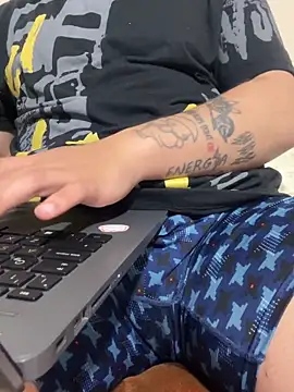 Snapshot of marleboy2805 chatting on 12-21-25, 04:25 marleboy2805 online show from 12-21-25, 04:25