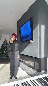 tia   fox online show from 12-01-25, 05:36