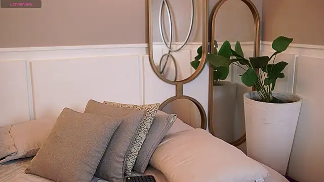 Roxy Vega online show from 11-08-25, 12:42