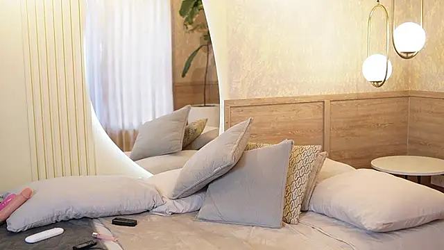 Roxy Vega online show from 10-04-25, 12:28