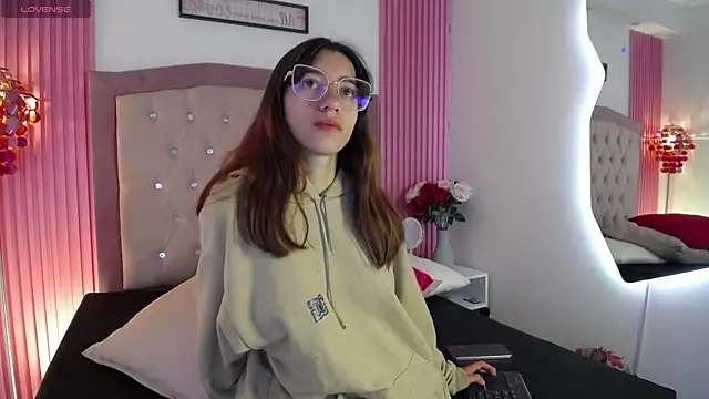 MarinetteLux online show from 04-11-26, 05:16