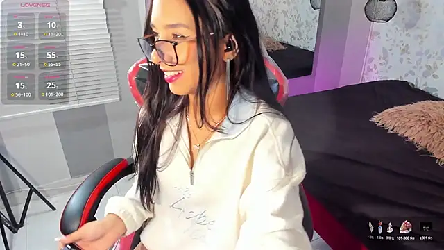 Luciaoregon online show from 10-17-25, 01:35