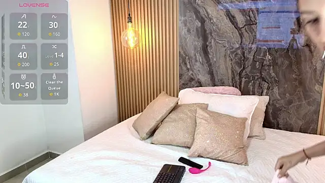 Snapshot of Samara_Smith04 chatting on 10-14-25, 08:09 Samara Smith04 online show from 10-14-25, 08:09