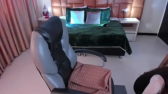 Scarlett  Cooper   online show from 12-17-25, 12:43