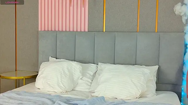 SabrinaSong online show from 11-24-25, 04:40