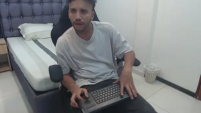 Juan FelipeX01 online show from 11-18-25, 03:59