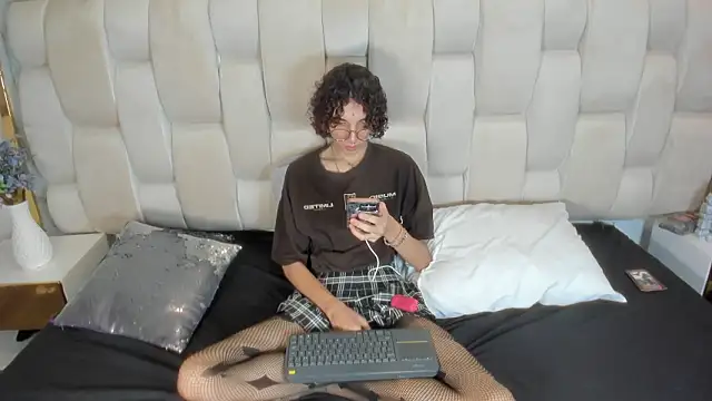 Scaarlett 22  online show from 02-10-26, 04:11