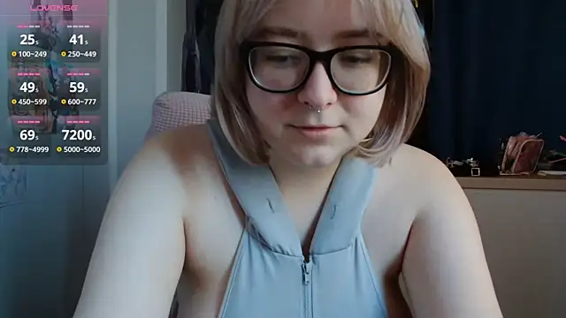 Snapshot of LolaWEI chatting on 10-16-25, 07:16 LolaWEI online show from 10-16-25, 07:16