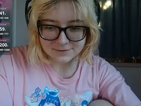 Snapshot of LolaWEI chatting on 10-10-25, 07:20 LolaWEI online show from 10-10-25, 07:20