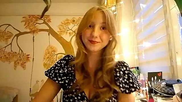 Snapshot of CarynFlaryn chatting on 10-15-25, 04:33 CarynFlaryn online show from 10-15-25, 04:33