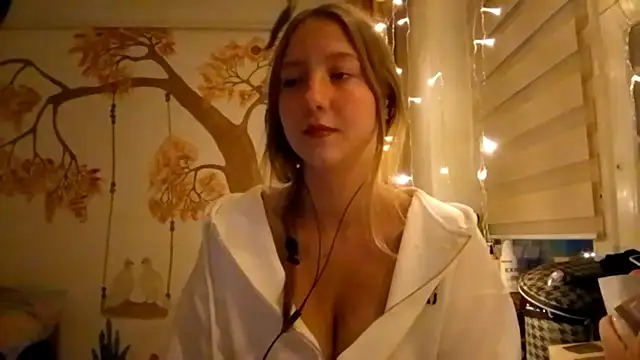 Snapshot of CarynFlaryn chatting on 10-13-25, 04:03 CarynFlaryn online show from 10-13-25, 04:03
