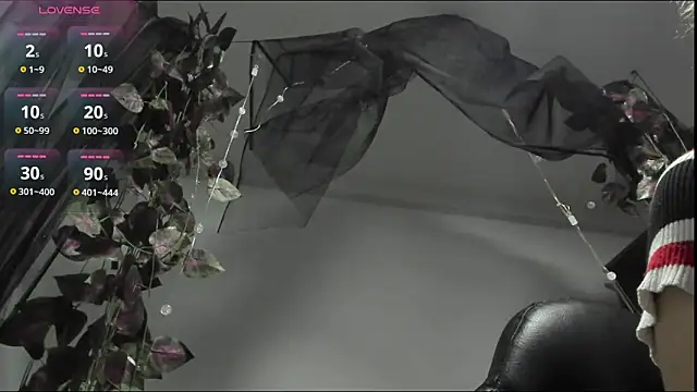 Snapshot of Shinny_Crystal chatting on 10-15-25, 01:30 Shinny Crystal online show from 10-15-25, 01:30
