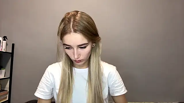 Snapshot of SweetCatherine chatting on 09-30-25, 12:00 SweetCatherine online show from 09-30-25, 12:00