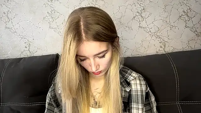 Snapshot of SweetCatherine chatting on 10-28-25, 08:13 SweetCatherine online show from 10-28-25, 08:13