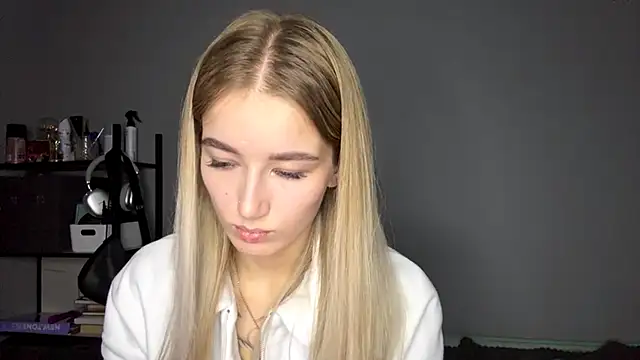 Snapshot of SweetCatherine chatting on 10-08-25, 12:17 SweetCatherine online show from 10-08-25, 12:17