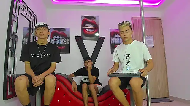 VERY HOT GUYS online show from 10-07-25, 07:15