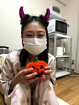 Snapshot of mia2_jp chatting on 10-31-25, 08:22 mia2 jp online show from 10-31-25, 08:22