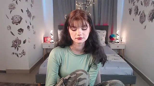 Snapshot of MileyRood chatting on 10-15-25, 11:13 MileyRood online show from 10-15-25, 11:13