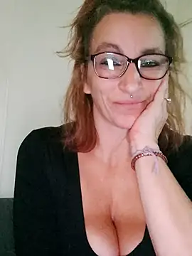 Fifi83Bell online show from 11-28-25, 03:45