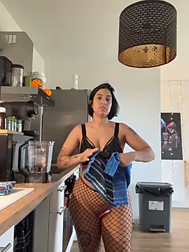 LaPetiteKim online show from 10-31-25, 01:08