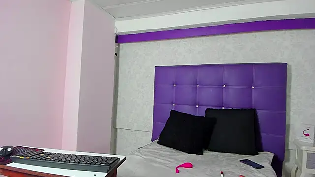 LeaMoreau22 online show from 11-21-25, 12:04