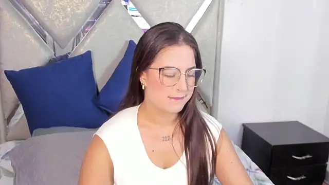 Snapshot of mia_fox4 chatting on 11-07-25, 12:31 mia fox4 online show from 11-07-25, 12:31