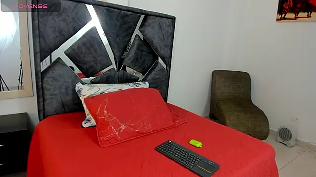 Snapshot of mia_fox4 chatting on 11-18-25, 12:30 mia fox4 online show from 11-18-25, 12:30