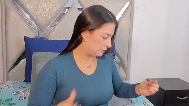 Snapshot of mia_fox4 chatting on 10-29-25, 12:04 mia fox4 online show from 10-29-25, 12:04