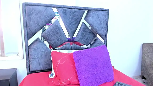 Snapshot of mia_fox4 chatting on 12-01-25, 12:39 mia fox4 online show from 12-01-25, 12:39