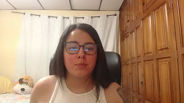 Snapshot of Venus_cat_ chatting on 05-17-26, 02:22 Venus cat online show from 05-17-26, 02:22