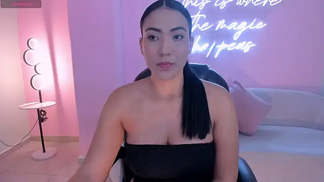 Snapshot of NatalieLewis chatting on 04-23-26, 12:11 NatalieLewis online show from 04-23-26, 12:11