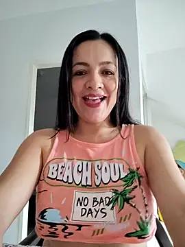 Snapshot of LindaSalo33 chatting on 10-15-25, 07:00 LindaSalo33 online show from 10-15-25, 07:00