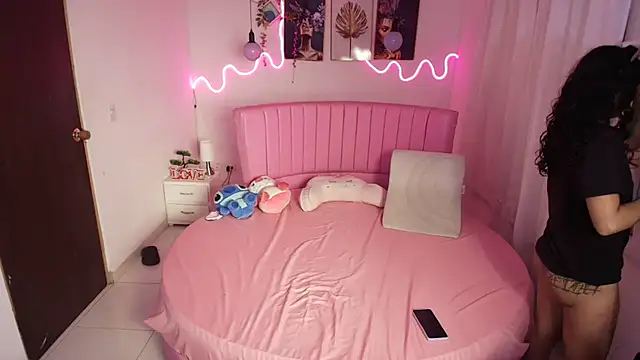 Snapshot of Sheyla_vegas chatting on 10-22-25, 03:39 Sheyla vegas online show from 10-22-25, 03:39