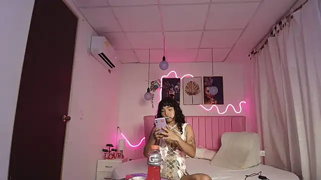 Snapshot of Sheyla_vegas chatting on 10-28-25, 03:40 Sheyla vegas online show from 10-28-25, 03:40