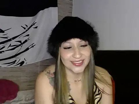 Snapshot of LV_MOONWOMAN chatting on 10-09-25, 04:35 LV MOONWOMAN online show from 10-09-25, 04:35