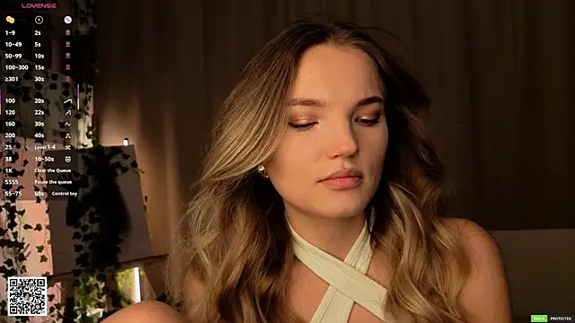 Snapshot of JulieLupo chatting on 02-10-26, 06:12 JulieLupo online show from 02-10-26, 06:12