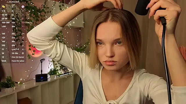 JulieLupo online show from 11-14-25, 06:06