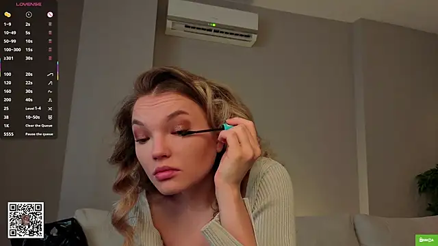 Snapshot of JulieLupo chatting on 01-18-26, 06:06 JulieLupo online show from 01-18-26, 06:06